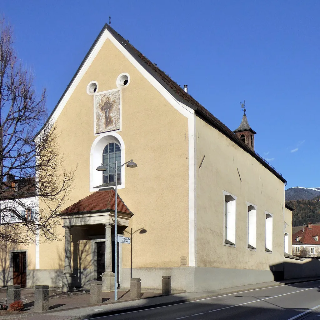 Bruneck (Südtirol), Kapuzinerkirche von Südwesten gesehen.