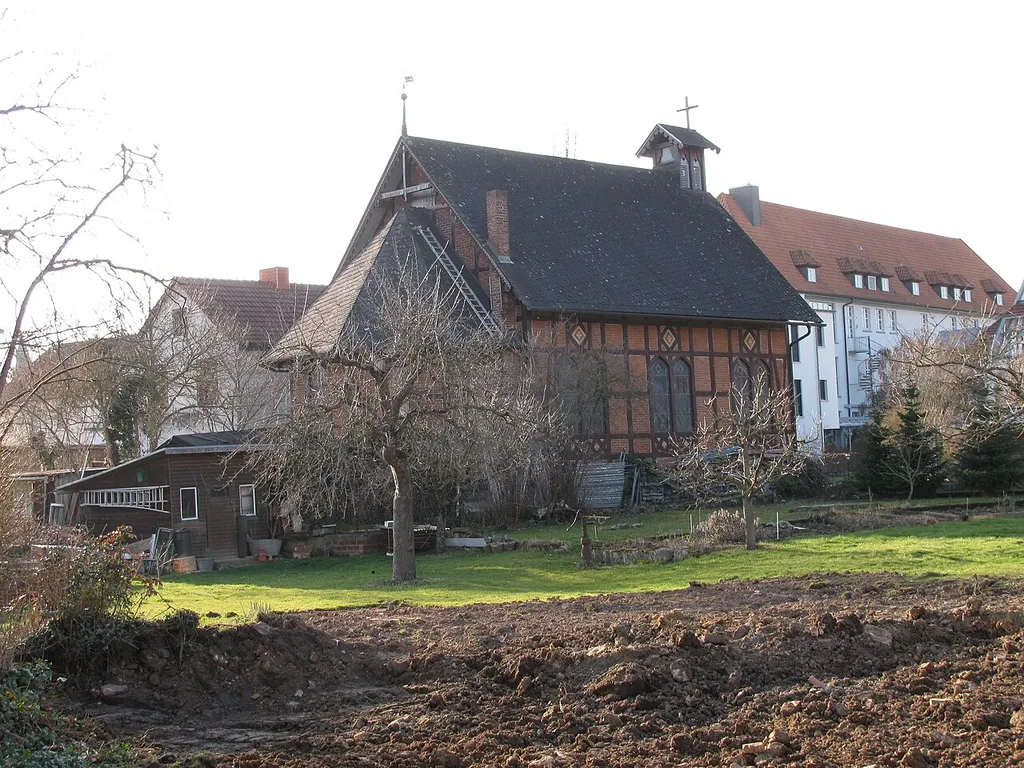 Blick von der Straße Am Bitzen in Melsungen auf die Rückseite der Christuskirche an der Straße Tränkelücke