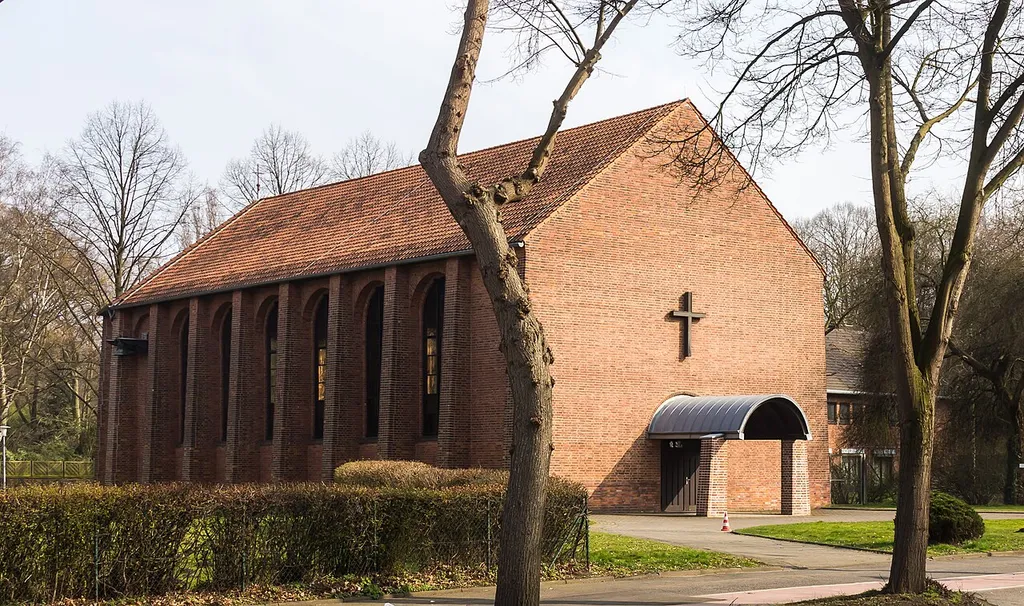 Denkmalgeschützte All-Saints-Kirche, Köln-Marienburg. Architekten Rudolf Schwarz und Josef Bernard. Errichtet 1951