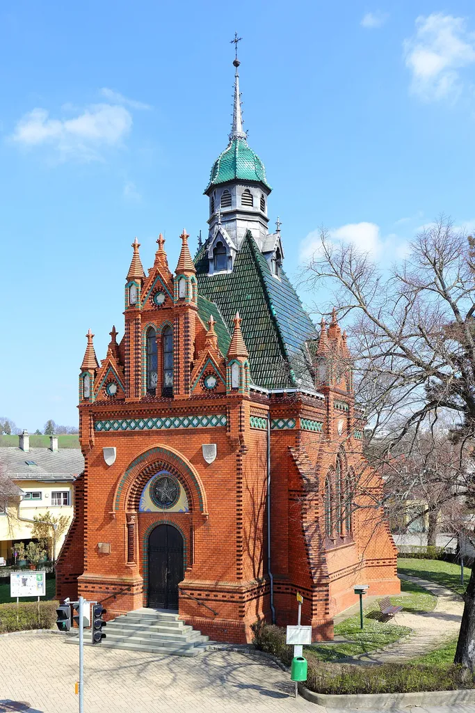 Südwestansicht der evangelischen Pfarrkirche in der niederösterreichischen Bezirkshauptstadt Mistelbach.Der hochgestreckte quaratischer Zentralbau in Formen der Backsteingotik mit bunt glasierten Ziegeln wurde von 1904 bis 1905 nach Plänen des Architekten Karl Weinbrenner erbaut.