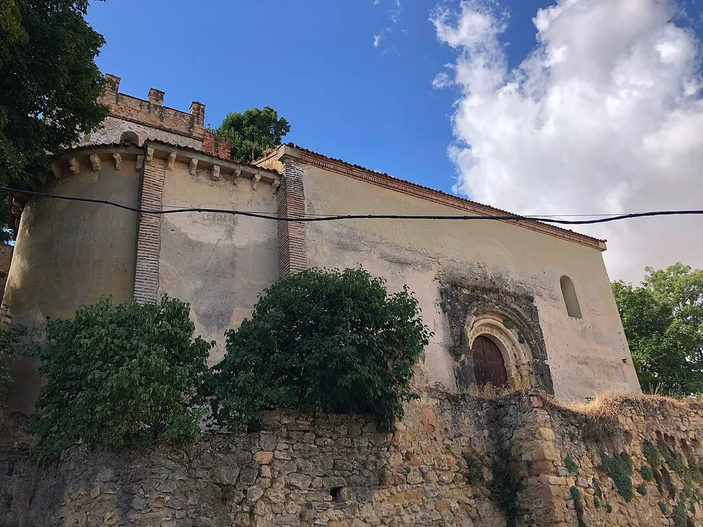 Vista de la iglesia de San Pedro de los Picos desde el norte