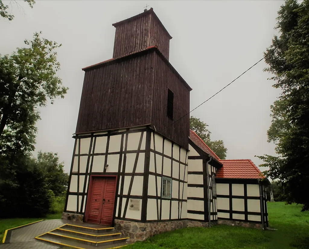 Bronikowo - dawny kościół ewangelicki, obecnie rzymskokatolicki filialny p.w. św. Jakuba Apostoła, 1775.