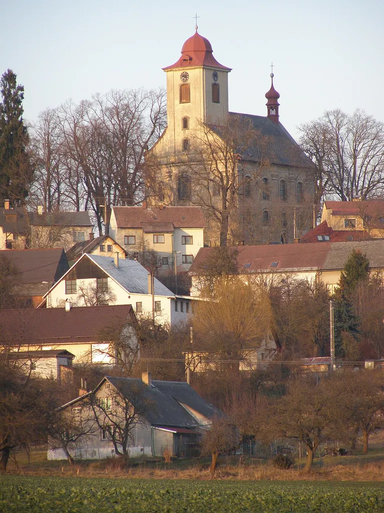 Kostel sv. Jiří – Jenišovice u Jablonce nad Nisou – pohled od Paceřic