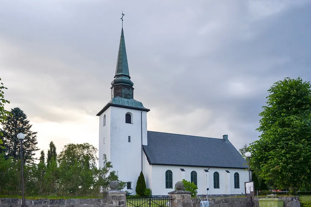 Blomskogs kyrka från höger