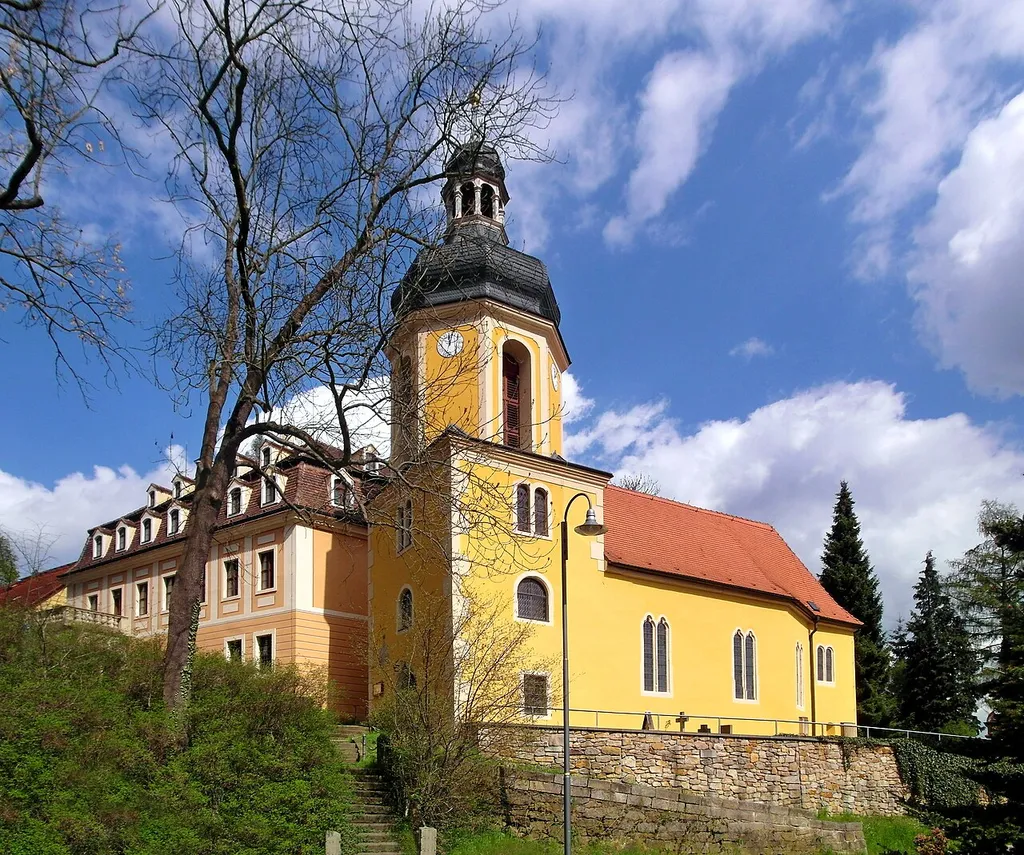 18.04.2016 01796 Zuschendorf (Pirna): Im schon vorhandenen Rittergut ließ Hans II. von Carlowitz Mitte des 16. Jh. das heutige Schloß errichten. Die komplett erhaltene Renaissance-Saalkirche (GMP: 50.933170,13.915000) hatte er 1559/60 direkt neben dem Stammschloß seiner Familie errichten lassen. Ein Übergang verbindet Schloß und Gutsloge miteinander. Das Äußere wird vom Eindruck des Westturmes mit seiner zwiebelförmig geschweiften, laternenbekrönten Haube bestimmt, erst 1895 durch Theodor Quentin entstand. [SAM4460+4462+4464.JPG]20160418200MDR.JPG(c)Blobelt
