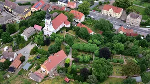Sachgesamtheit St. Michaeliskirche und Kirchhof Zehren, mit den Einzeldenkmalen: Kirche und Grabmäler der Fam. von Schleinitz (siehe Einzeldenkmalliste - Obj. 09267700, gleiche Anschrift), sowie den Sachgesamtheitsteilen: Kirchhof mit einigen alten