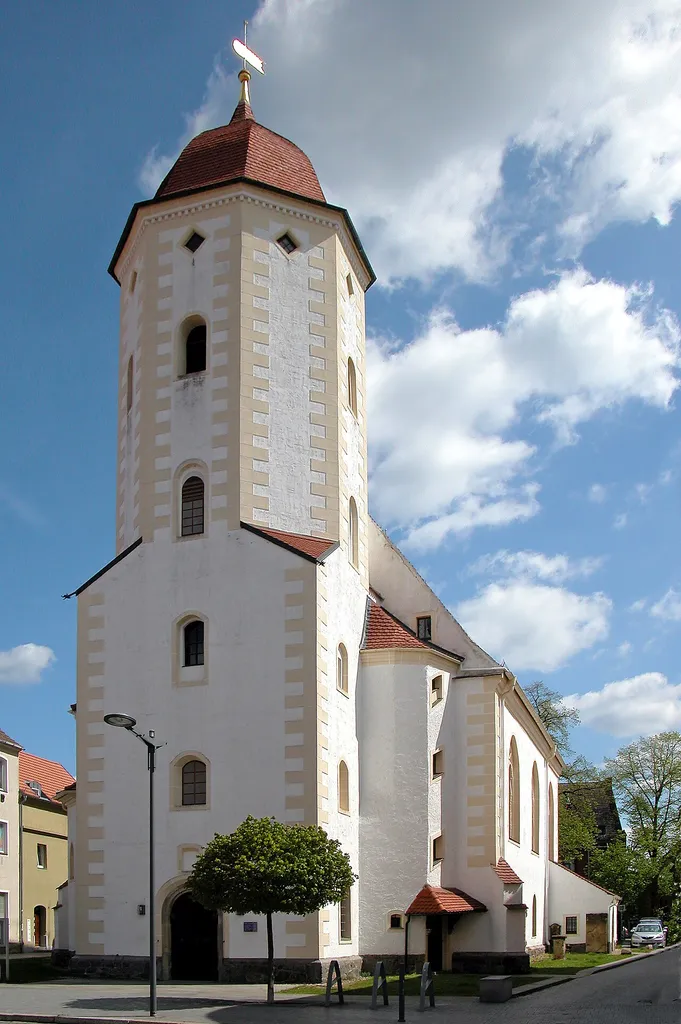 29.04.2015 03238 Finsterwalde: Trinitatiskirche (GMP: 51.629180,13.708826). Am Kirchplatz / Markt. Die Trinitatiskirche wurde 1585 vollendet. 1581/82 entstand der Anbau mit dem Renaissancegiebel an der Nordseite und dem hohen Ziegeldach. [DSCN5017.JPG]20150429010DR.JPG(c)Blobelt