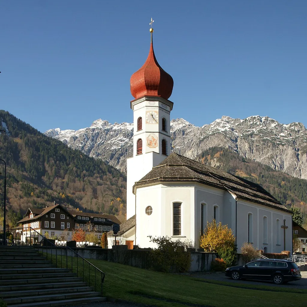 Volksschule Vandans, im Bild links von der Kirche