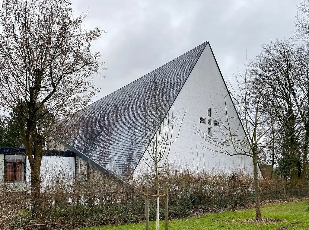 Cantate-Kirche in Hamburg-Duvenstedt, Südseite der Kirche