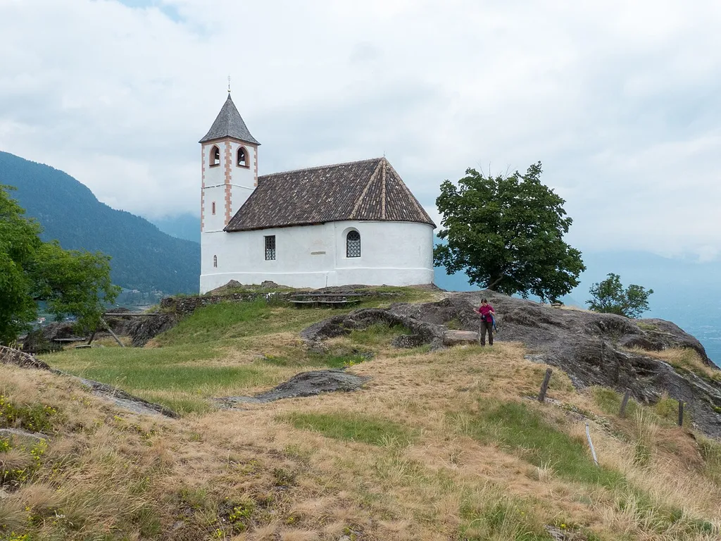 St. Hippolyt bei Naraun, Jakobsweg zwischen Meran und Bozen, Südtirol, Italien This media shows the cultural heritage monument with the number 17618 in South Tyrol. (Wikidata)