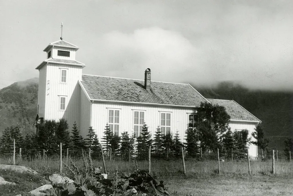 Bildet er hentet fra Nordlandsmuseet bildesamling etter Kanstad. Motivbeskrivelse: Laukvik kirke, (Strandlandet kirke), Lofoten Sted: Vågan, LOFOTEN, LAUKVIK