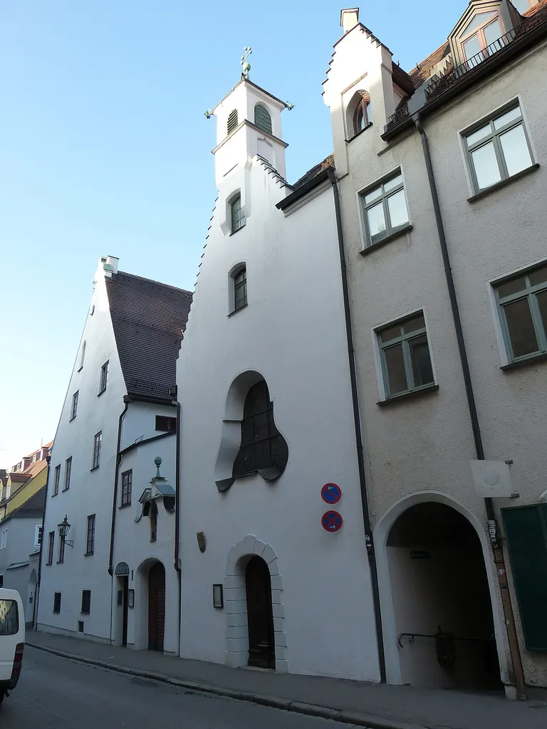 Augsburg, Dominikanergasse 5. This is a photograph of an architectural monument.It is on the list of cultural monuments of Bayern, no. D-7-61-000-213.