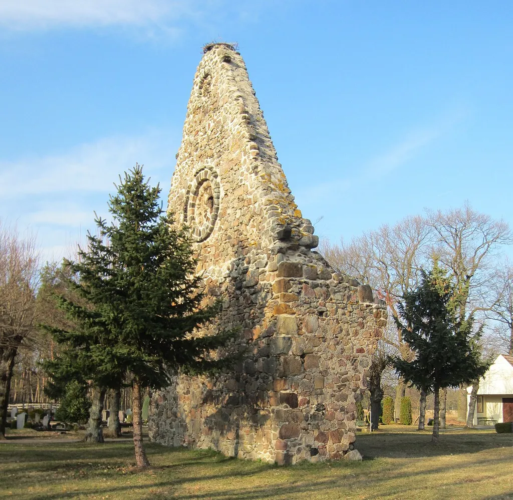 Bornsdorf, Gemeinde Heideblick, denkmalgeschützte Kirchenruine auf dem Friedhof, Südwestansicht