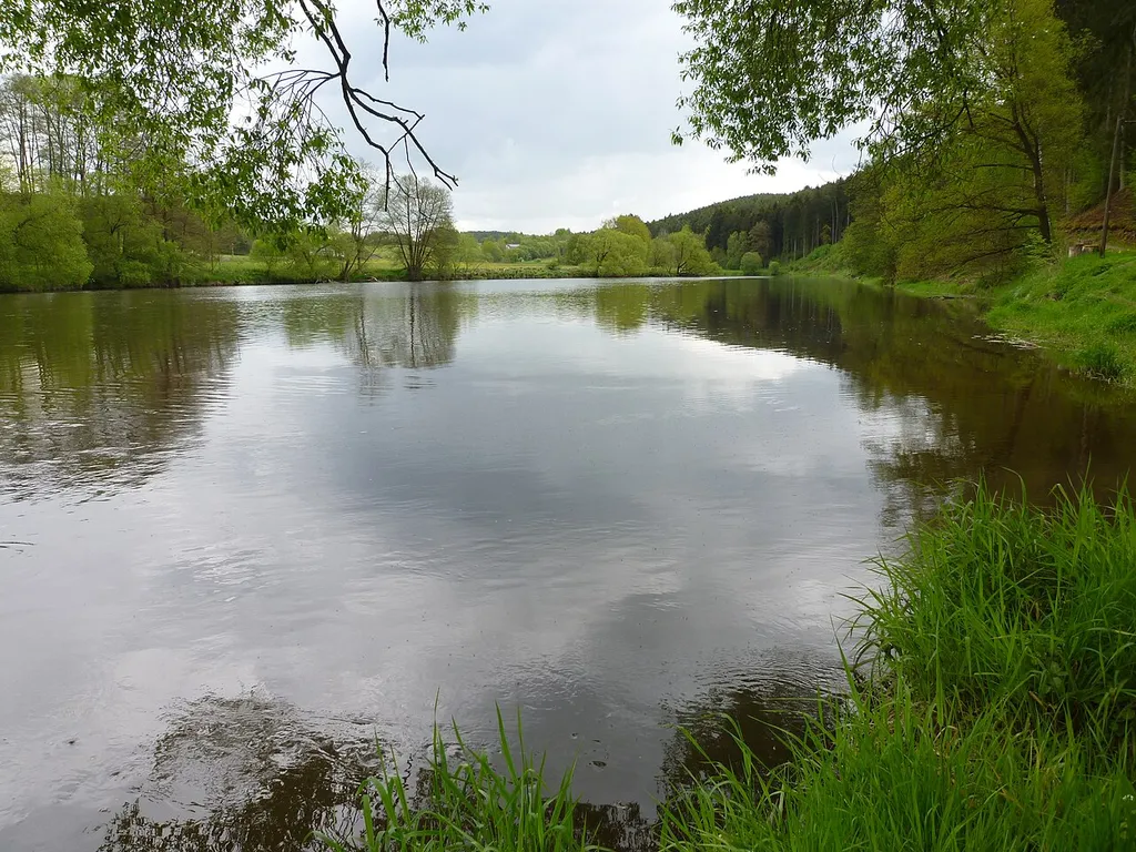 Fluss Regen zwischen den Ortschaften Kirchrohrbach und Zenzing; Naturpark Oberer Bayerischer Wald. Entlang der Regeltalhänge führt ein Wanderweg. Naturschutzgebiet Regentalhänge zwischen Kirchrohrbach und Zenzing.