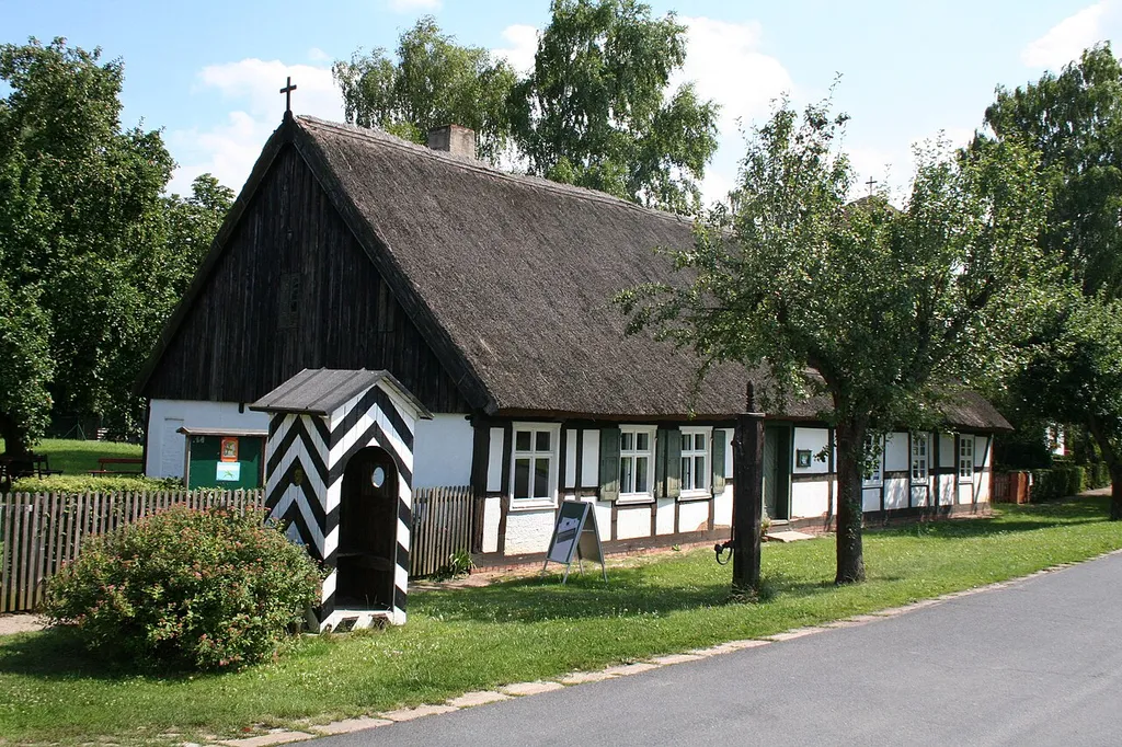 Das Schul- und Bethaus unter einem Dach wurde 1764 errichtet. Ein Glockenturm wurde im Jahre 1855 hinzugefügt. Gemeinde Neutrebbin, Brandenburg