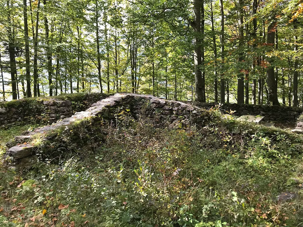 Mauern der Burgruine Sola