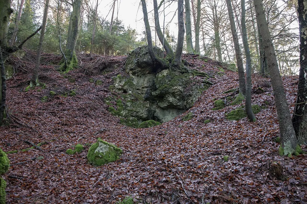 Felsen mit dem Höhlenportal