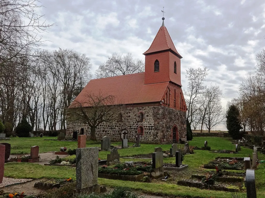Die Dorfkirche Rädigke ist eine Feldsteinkirche, die vermutlich Ende des 12. Jahrhunderts oder Anfang des 13. Jahrhunderts entstand. 1858 erfolgte eine Renovierung des Innenraums; 1903 wurden die Fenster am Kirchenschiff vergrößert. Im Innern befinden sich ein Altarretabel aus dem Jahr 1690 sowie eine Kanzel aus dem Jahr 1703.