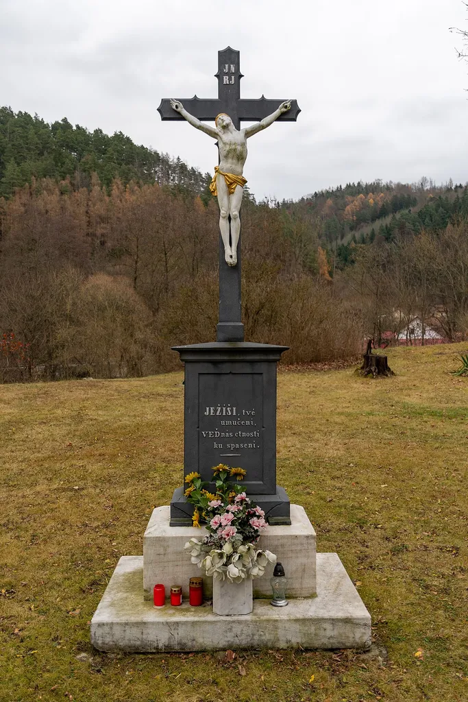 kříž u kostela Nanebevzetí Panny Marie v Černvíru