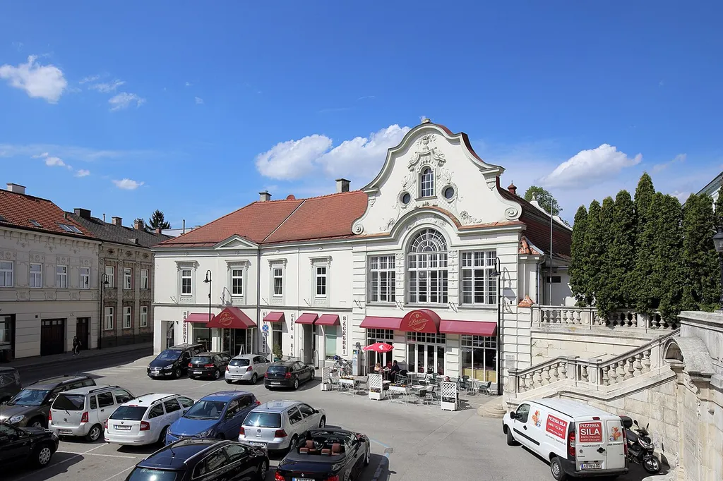 Die ehemalige Kirchenmühle am Dr.-Karl-Renner-Platz in der niederösterreichischen Stadt Stockerau.Das Gebäude wurde Ende des 17. / Anfang 18. Jahrhundert errichtet. Im Jahr 1897 kaufte die Stadt das Bauwerk und adaptierte es als Elektrizitätswerk; unter anderem wurde es dabei späthistoristisch fassadiert.
