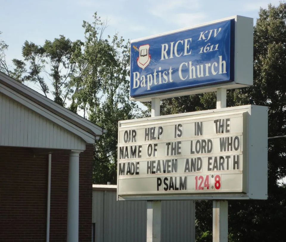 Sign in front of a churchhouse with indication that the congregation exclusively uses the Authorized King James Version of 1611