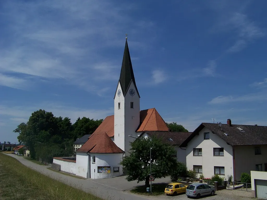 Mariaposching, Kirchenweg 1. Katholische Pfarrkirche Mariae Geburt, Turm spätromanisch, Chor spätgotisch, Langhaus barock; mit Ausstattung; Katholische Friedhofskapelle, kleine Barockanlage, 18. Jahrhundert; mit Ausstattung.