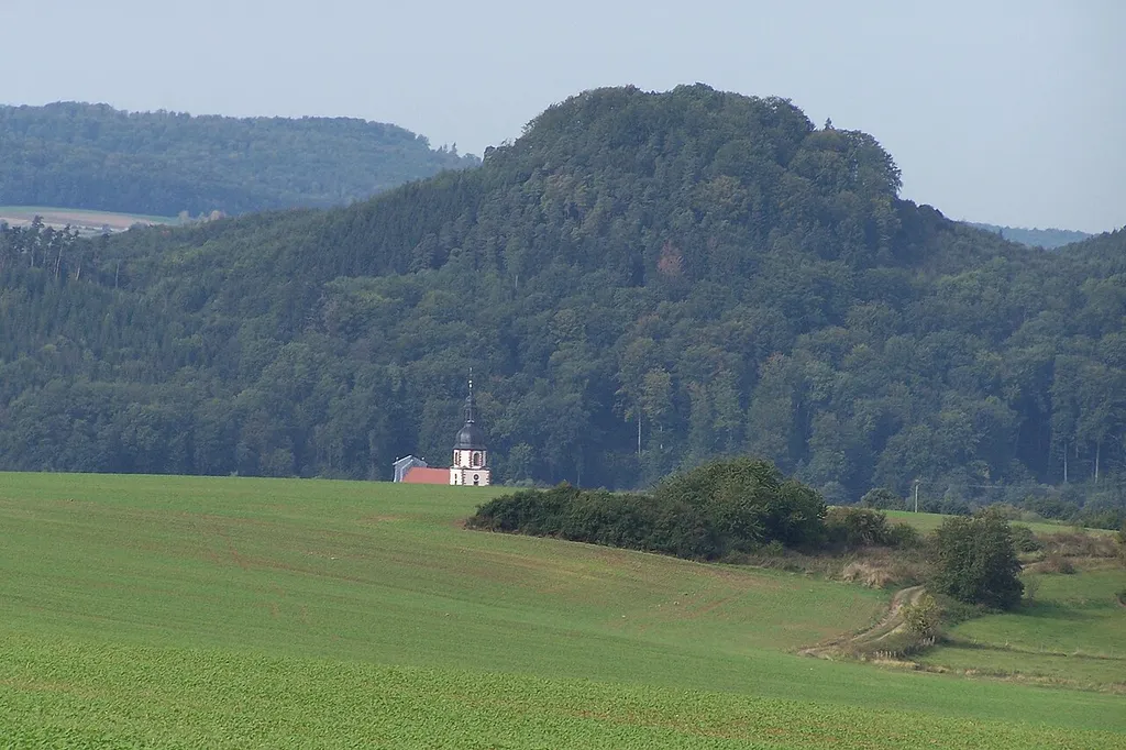 Blick von Osten auf den Bocksberg und die Kirche von Schleid im Ulstertal.