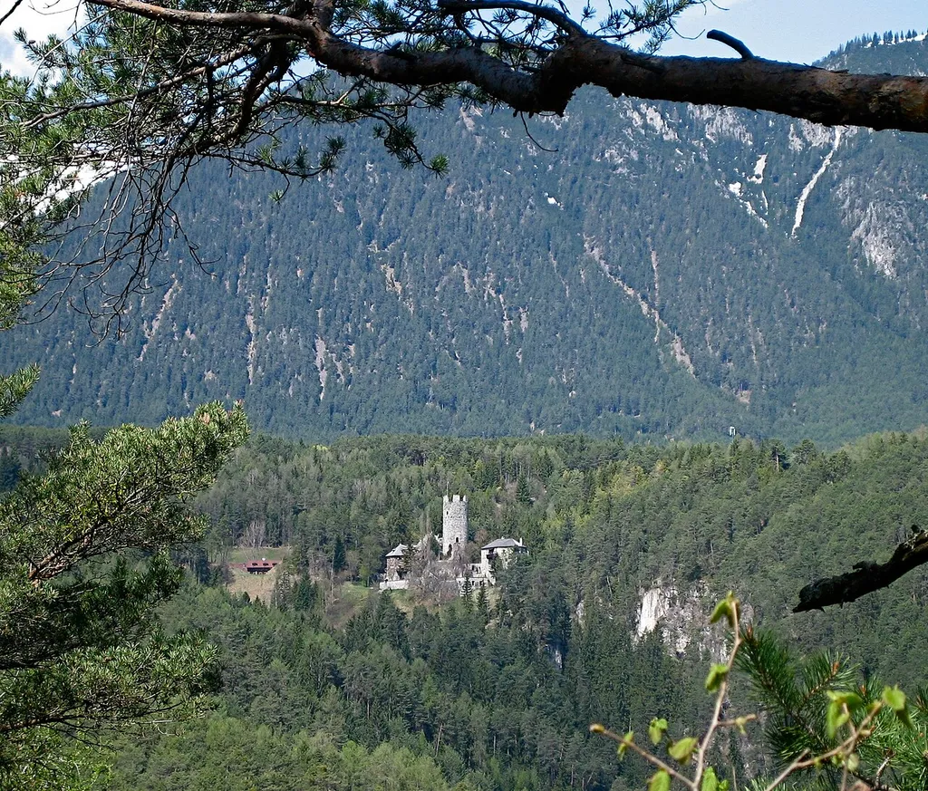 Blick auf die de:Burg Klamm