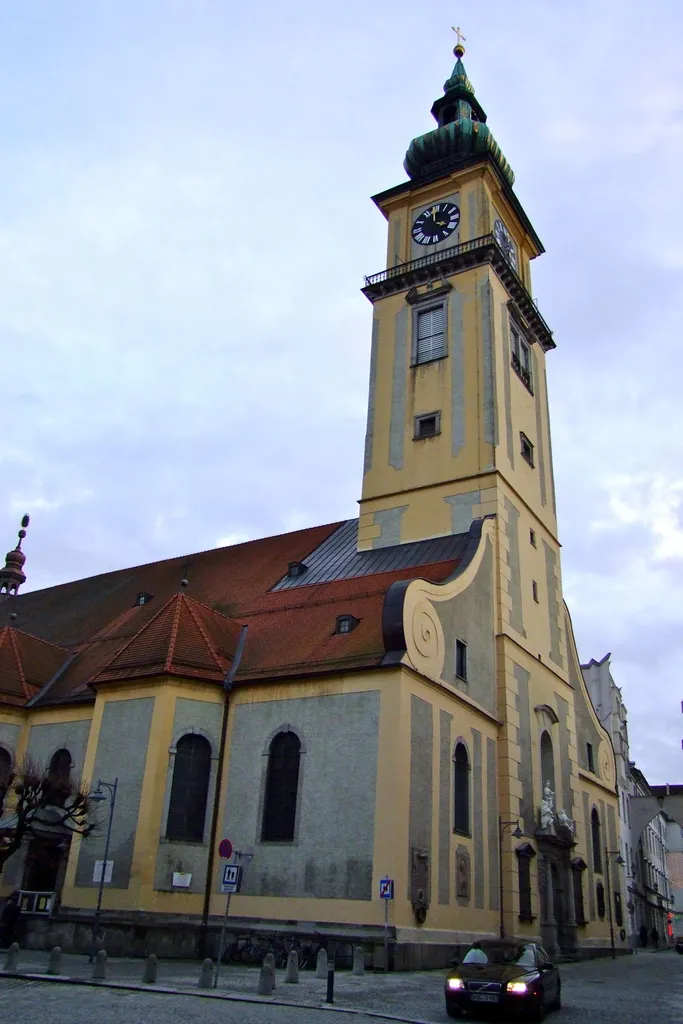 Stadtpfarrkirche Maria Himmelfahrt und ehem. Friedhof