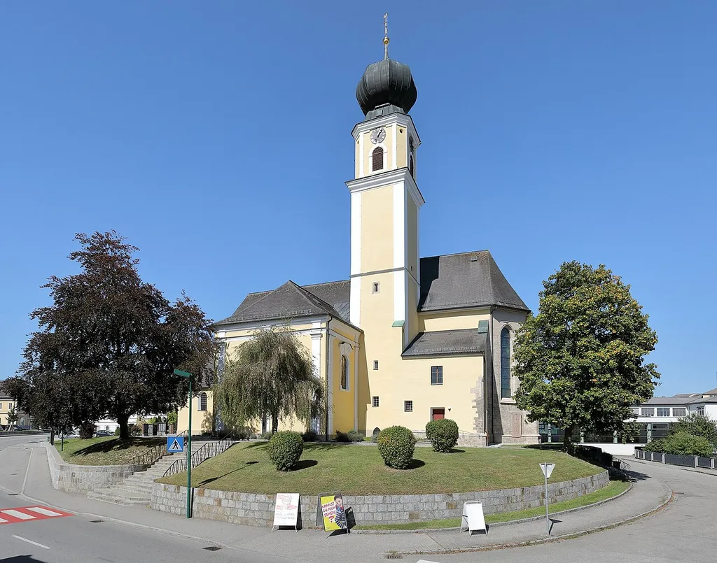 Südostansicht der röm.-kath. Pfarrkirche hl. Mauritius in der oberösterreichischen Marktgemeinde Aurolzmünster.Ursprünglich eine spätgotische Kirche, die von 1729 bis 1735 im Barockstil aus- und umgebaut wurde. Der an der Südseite der Kirche angebaute Turm trug vor dem Brand im Jahre 1672 ein Spitzdach. 1718 wurde der Zwiebelhelm aufgebracht.