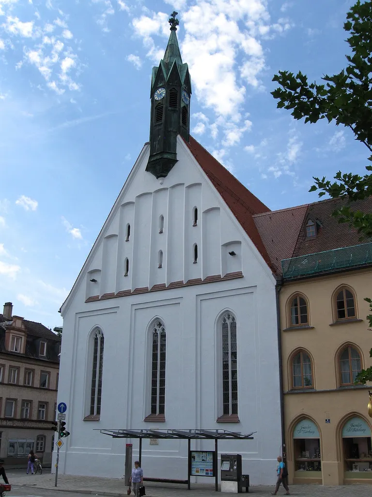Spitalstraße 1; Hl. Geist, Katholische Spitalkirche, gotische Hallenkirche ohne ausgewiesenen Chor, mit mittelalterlicher Giebelgliederung und Dachreiter von 1845, um 1337/50, Verlängerung und Neueinwölbung zweite Hälfte 15. Jahrhundert; mit Ausstattung