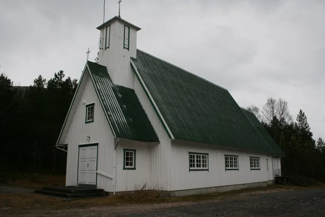 Tømmerneset church, on the East bank of lake Rotvatnet