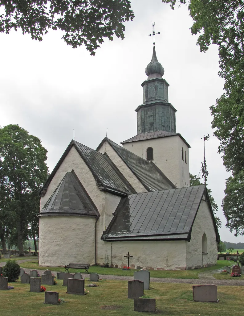 Tumbo kyrka från nordost
