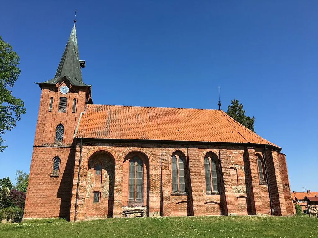 Blick von Süden auf die Mauritiuskirche in Altenmedingen