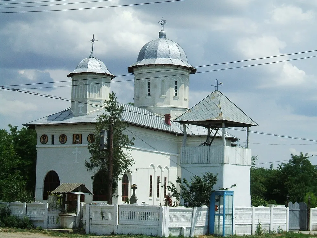 Biserica "Sfantul Ierarh Nicolae" din Rasa, construita intre 1936-1937 pe acelasi amplasament cu o biserica mai veche, din secolul XIX, de la care a preluat catapeteasma.