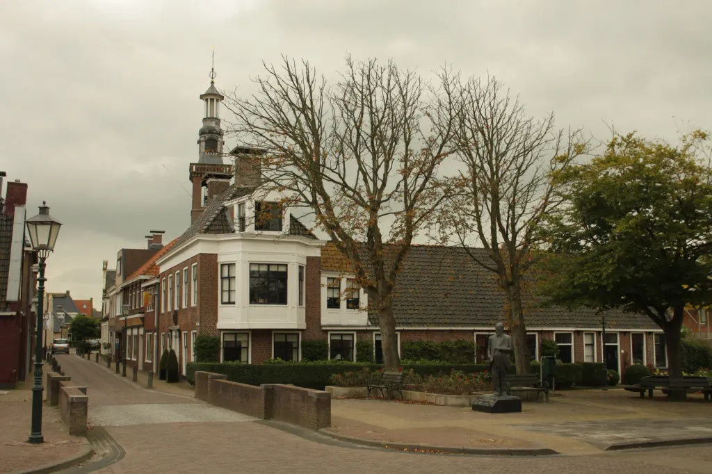 Dûbelestreek 2, Alma Tademahuis te Dronrijp. Het huis met daarvoor het standbeeld van Lawrence Alma-Tadema.