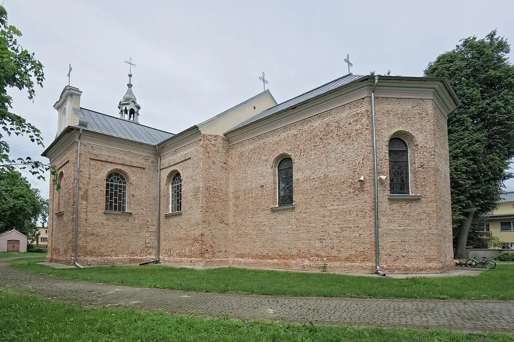 Kościół Nawiedzenia Najświętszej Maryi Panny w Michowie. W trakcie renowacji elewacji.