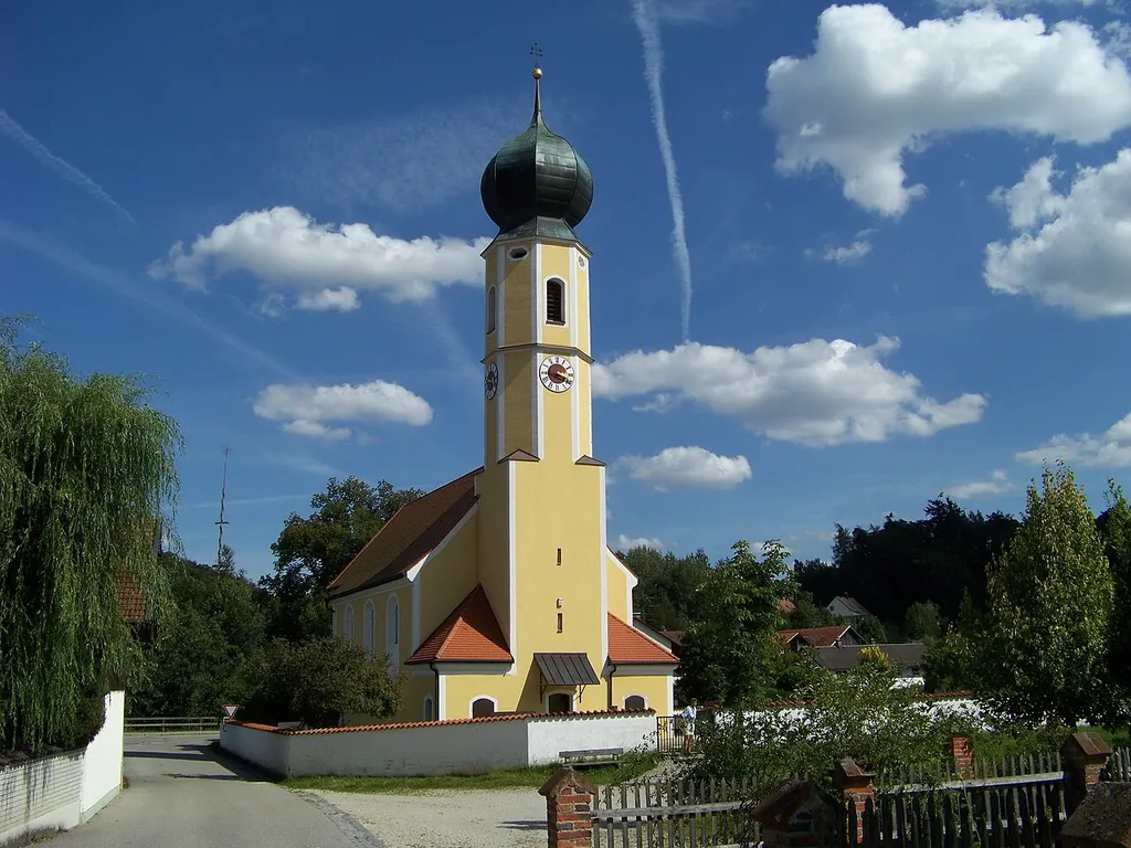 Oberaichbach Kirchstraße 1. Kirche St. Peter u. Paul, barock, 1736-42; mit Ausstattung.