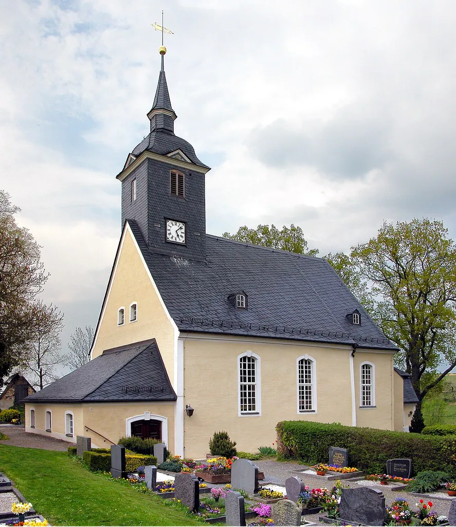28.04.2011 09669 Langenstriegis (Frankenberg/Sa.), An der Kleinen Striegis: Dorfkirche (GMP: 50.908166,13.119576). Das Gotteshaus wurde 1772 in barocker Gestalt errichtet. Dabei verwendete man die Mauern eines älteren, wohl noch gotischen Vorgängerbaus. Das Kirchenschiff hat einen dreiseitigen Ostabschluss. Im Westen ist eine Vorhalle ausgebildet, im Osten schließt sich die Sakristei an. [DSCNn2529&amp;30.TIF]20110428530MDR.JPG(c)Blobelt