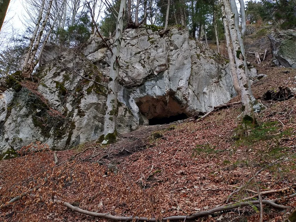 Kleine Höhle am Ländeweg bei Füssen, in der Relikte aus der Steinzeit gefunden wurden.