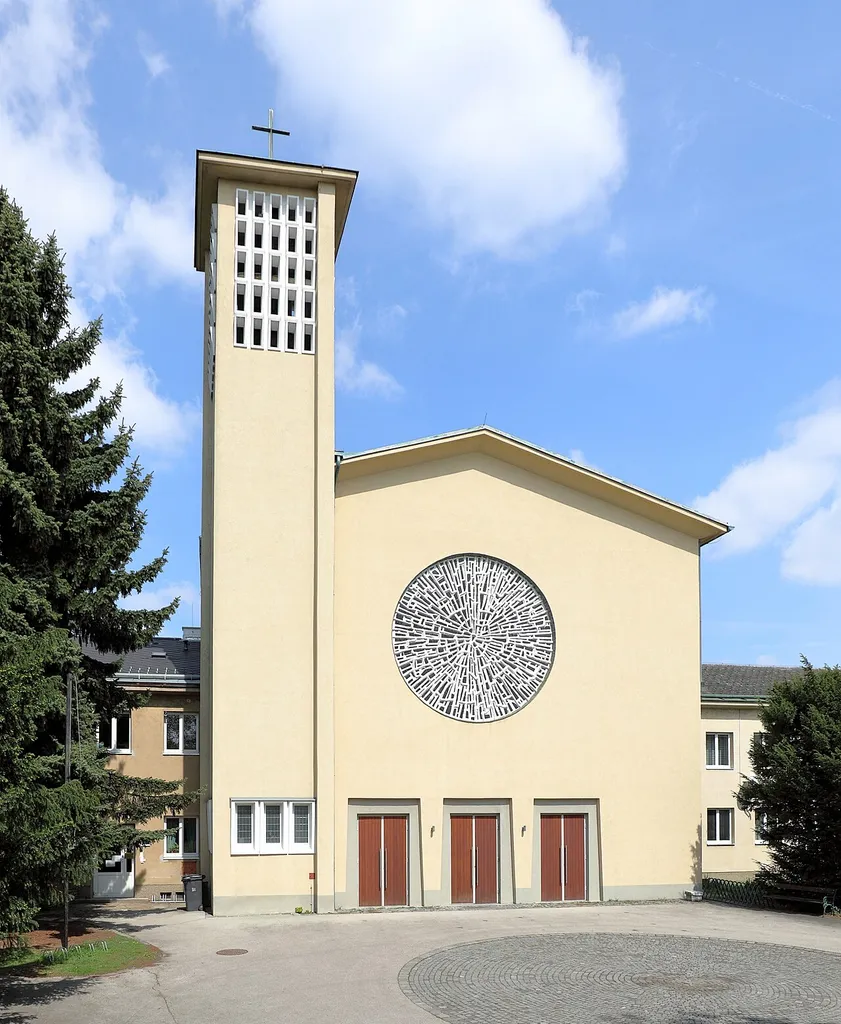 Die Hirschstettner Pfarrkirche im 22. Wiener Gemeindebezirk Donaustadt. Der schlichte Saalbau mit Giebel und seitlichem Glockenturm wurde von 1959 bis 1961 nach Plänen des Architekten Walter Prutscher auf dem Areal des im Zweiten Weltkrieg zerstörten Schlosses erbaut.