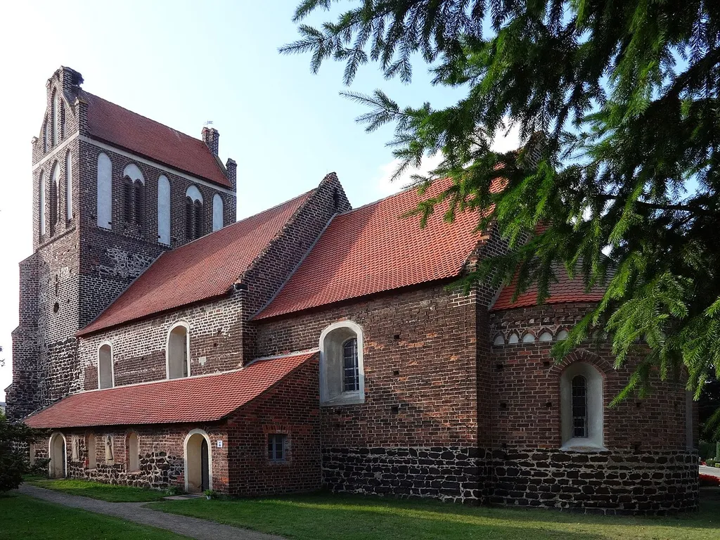 Blick von Süd-Osten auf die Dorfkiche in Schönborn-Lindena
