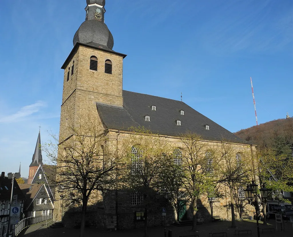 Velbert-Langenberg, Alte Kirche von Süden, im Hintergrund links der Turm von St. Michael, rechts auf dem Hordtberg der 301 Meter hohe Sendemast des WDR.
