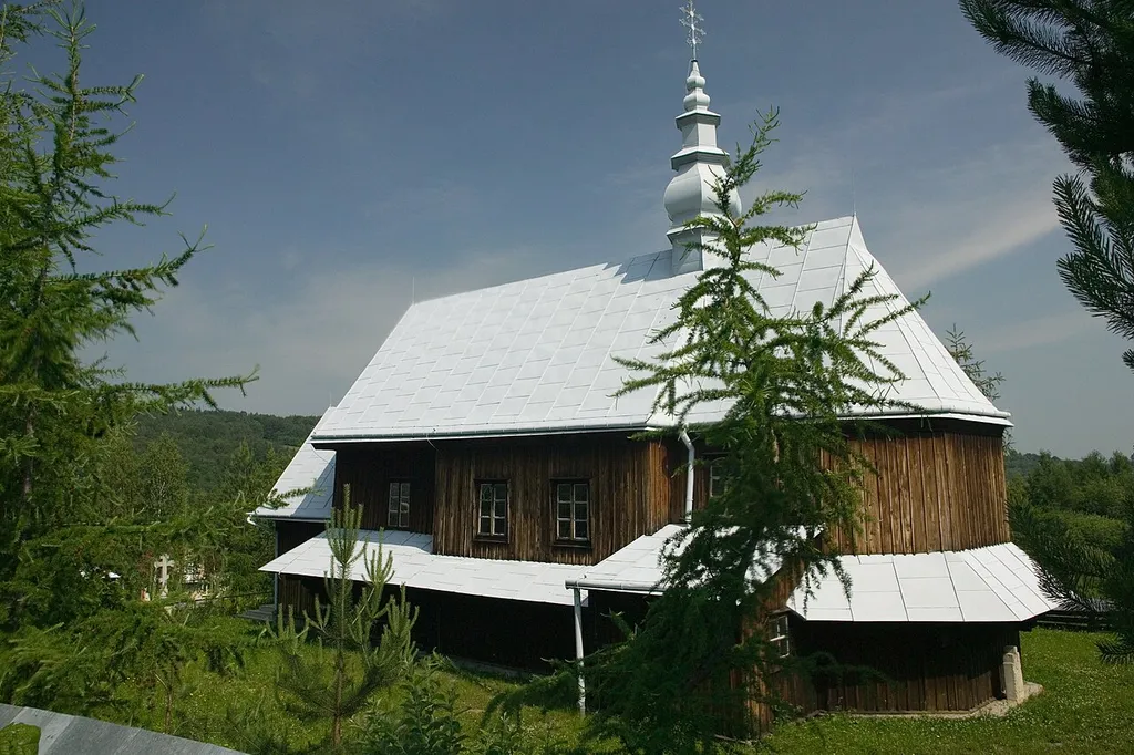Rozdziele, cerkiew, pod wezwaniem Opieki Matki Bożej (Pokrow). W Rozdzielu od 1984 roku, została przeniesiona z Serednicy (Pogórze Przemyskie.