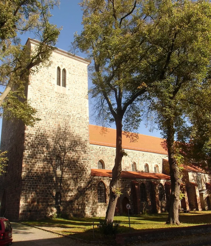 Evangelische Stadtpfarrkirche St. Marien, frühgotische Basilikakirche von Mitte des 13. Jahrhunderts, Turm von Mitte des 15. Jahrhunderts, Portalvorbau an der Südseite von der Grabpyramide des Reichsgrafen von Schmettau 1815 angefügt. Nr. 42 in der Liste der Baudenkmale in Strausberg.