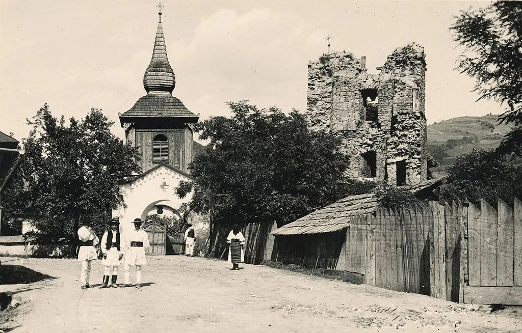 balra az 1825-ben épült fa tetőszerkezetű és fatornyos görög katolikus templom, jobbra a középkori templomrom.
