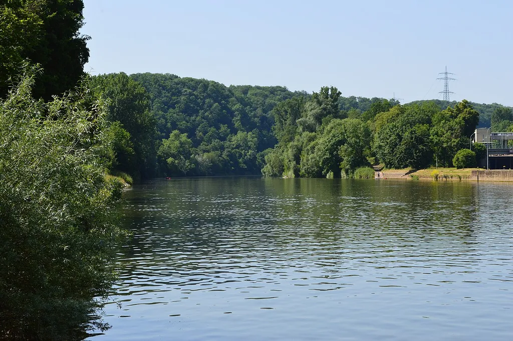 Der tote Arm des Neckars in Marbach im Landschaftsschutzgebiet des Neckartals nach der Marbacher Schleuse.