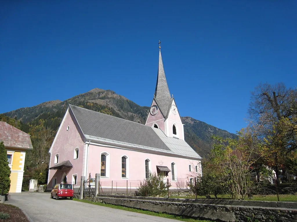 Pfarrkirche in Steinfeld, Kärnten. Im Hintergrund der Stagor, 2289 m, in der Kreuzeckgruppe.