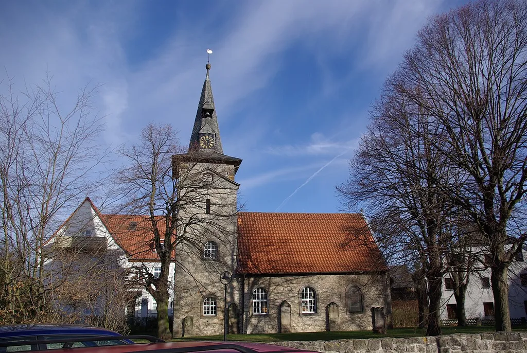 Nordstemmen, Ortsteil Barten in Niedersachsen. Die Kirche steht mit der Umgebung unter Denkmalschutz.