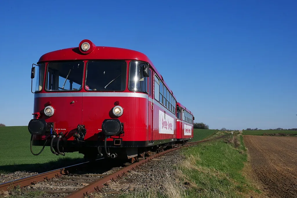 Die beiden Uerdinger Schienenbusse der Angelner Dampfeisenbahn vor der Einfahrt von dem Bahnhof Scheggerott.